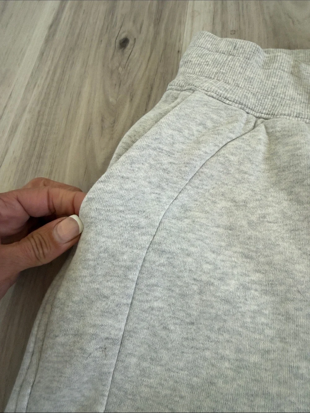 Lululemon Women’s Light Gray Joggers size 0  PERFECT CONDITION